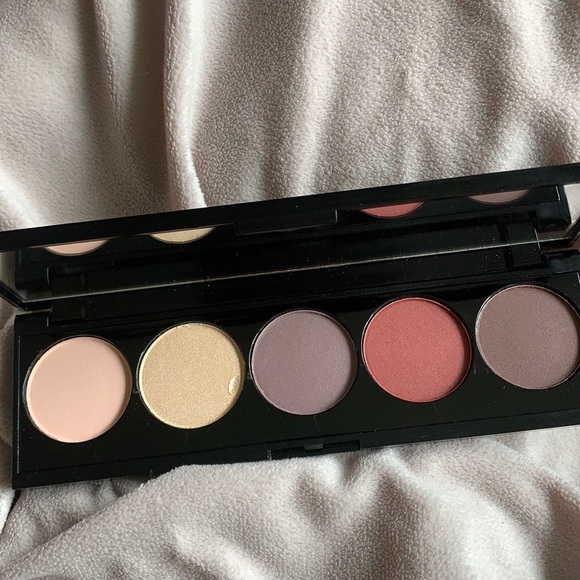 Laritzy Cosmetics Artistry Eyeshadow Palette in Allure - Picture 3 of 5